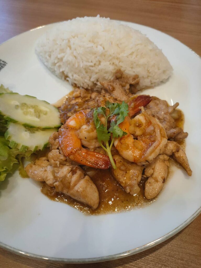 ข้าวกุ้งกระเทียมรวมมิตร The Coffee Lounge & Forest 